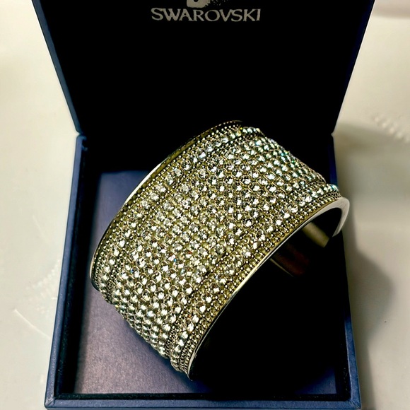 Gorgeous Authentic Signed Swarovski Diamond Cuff Size M. In box. Dazzling Cuff! - Picture 1 of 14